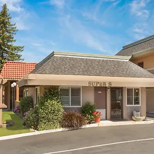Motel Super 8 By Wyndham, Martinez